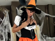 Tóc nâu trong trang phục và đồ lót cho Halloween